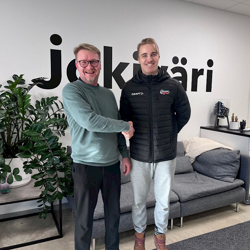 Jokiväri jatkaa yhteistyötä Seeti Surakan kanssa