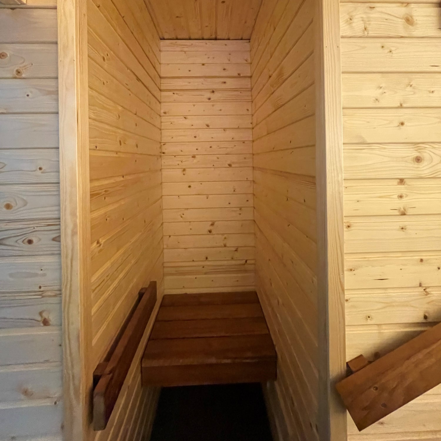 Löylyhuoneessa on lattiatasossa tila, johon pääsee kätevästi myös rollaattorilla.