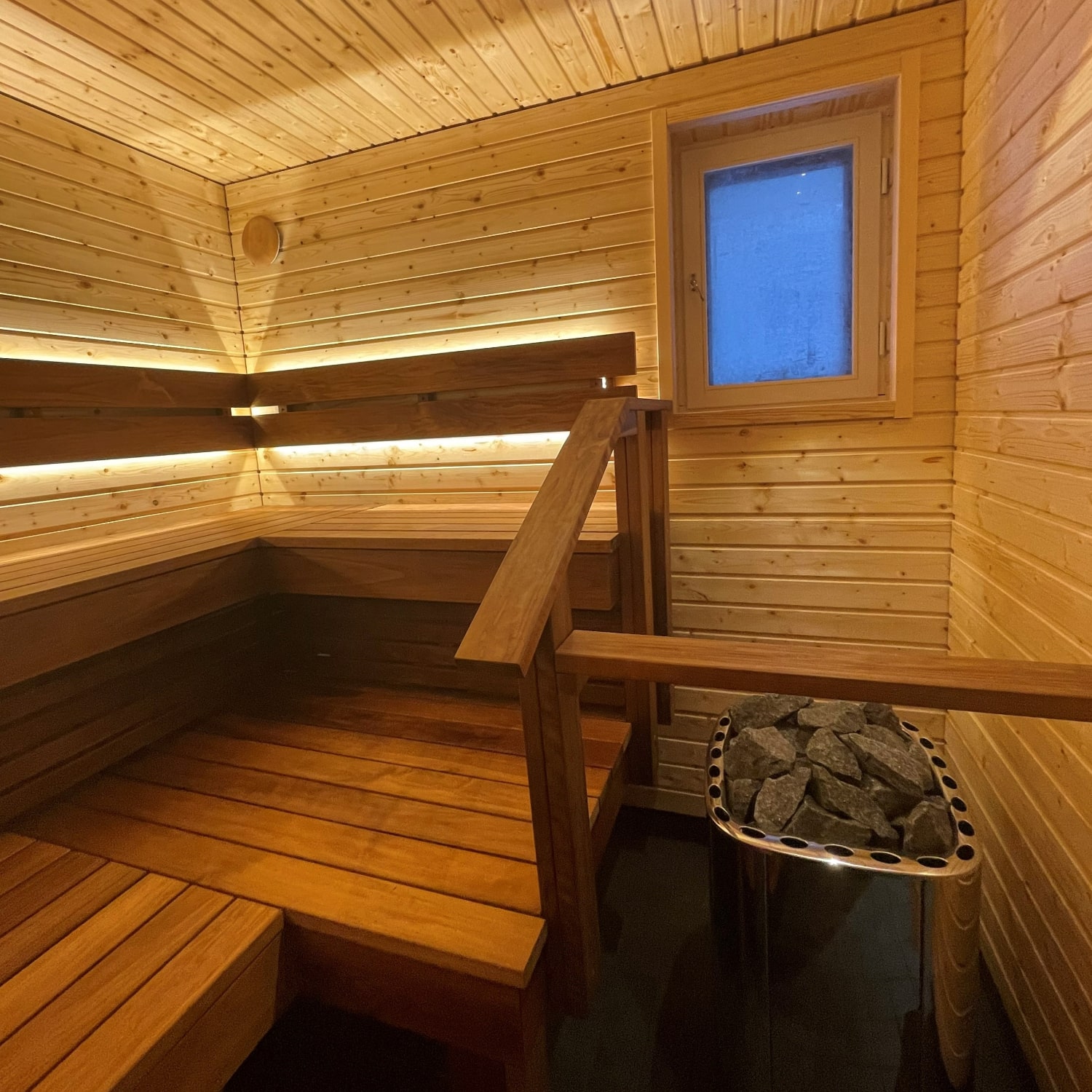 Valaistus paneleiden takana antaa saunaan tunnelmaa.