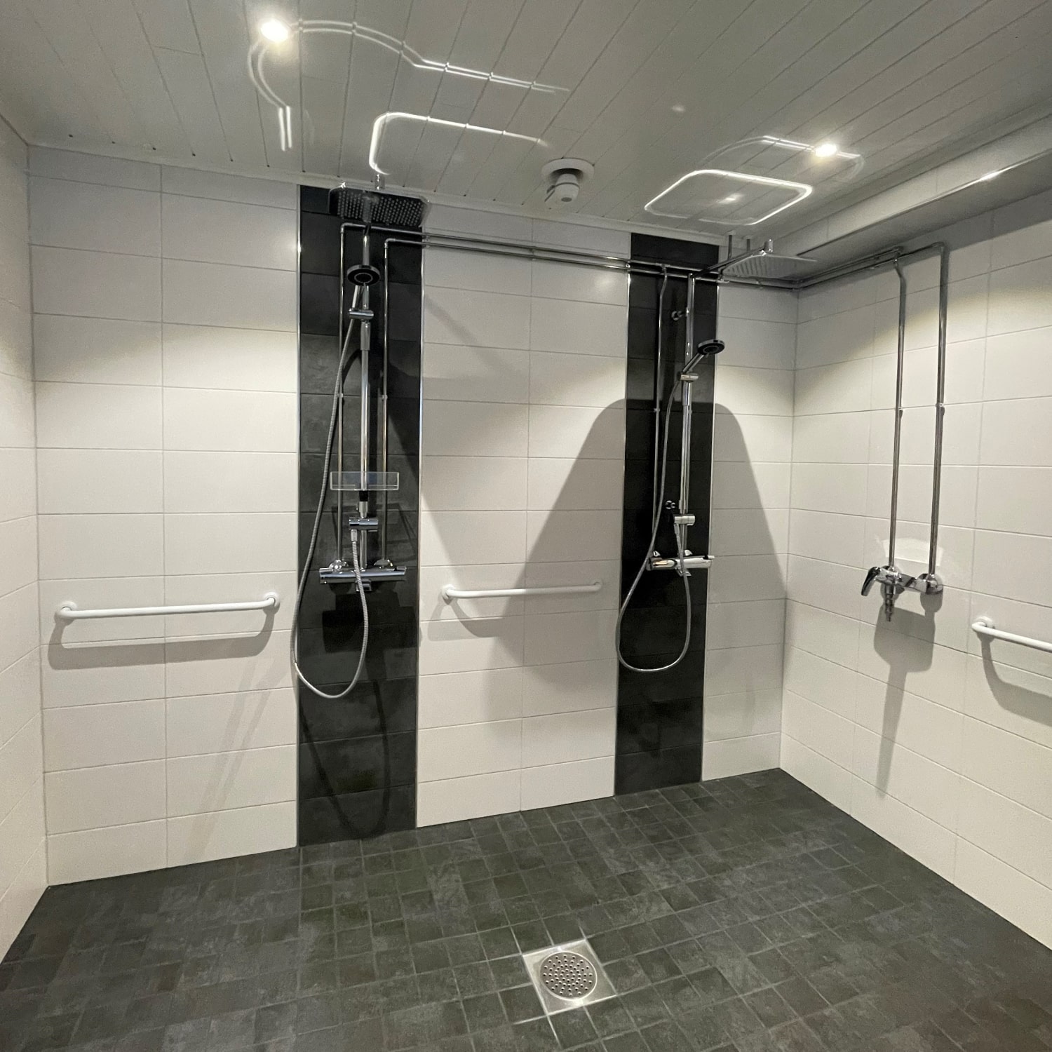 Suihkutilaan asennettiin lattialämmitys.