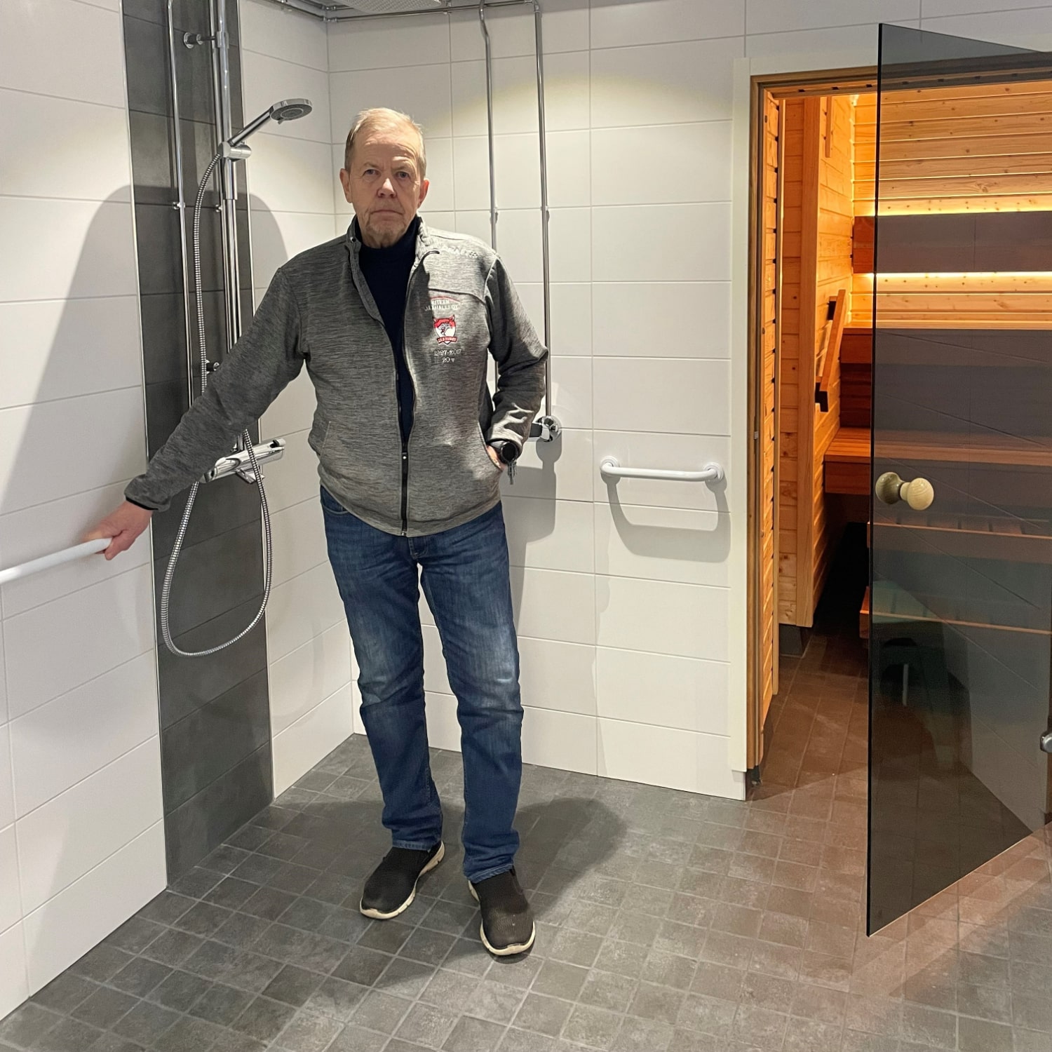 Esa Piipponen, taloyhtiön hallituksen jäsen ja saunaremontin aktiivinen puuhamies.