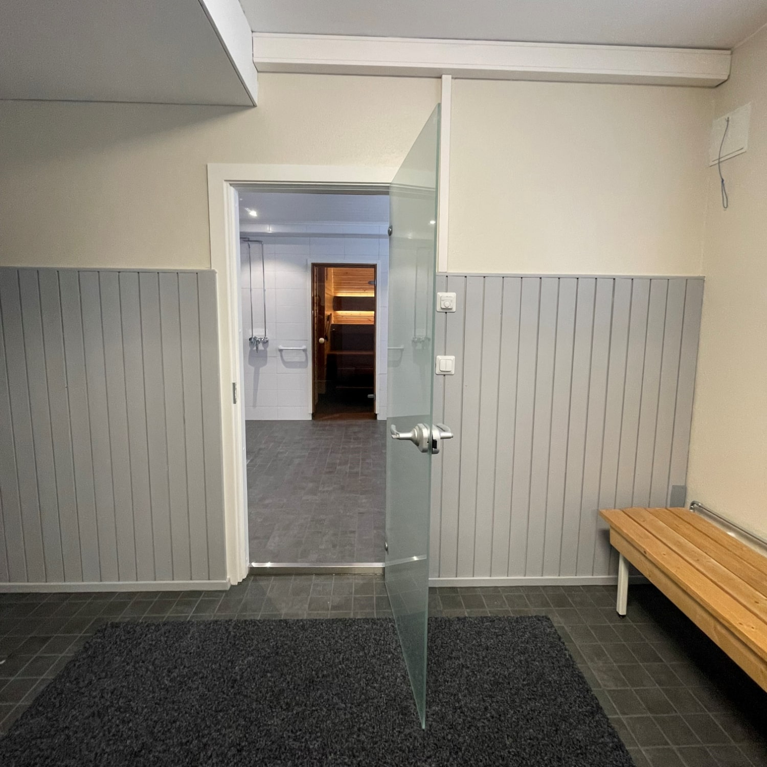 Alkuperäinen seinäpanelointi jätettiin paikoilleen. Pinnat saivat uuden värin Henna Pekkisen suunnittelemana.