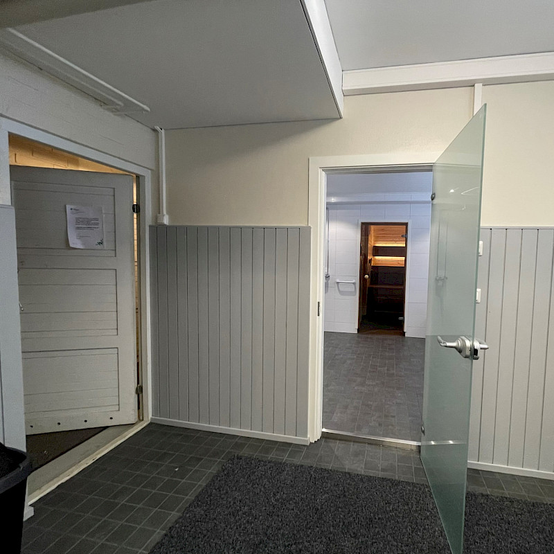 Koko saunaosasto pukutiloineen sai uuden ilmeen.