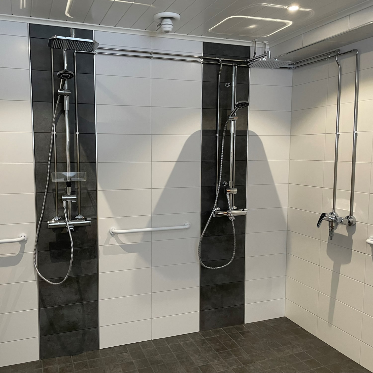 Suihkutilan seiniin kiinnitetyt kahvat antavat lisätukea.