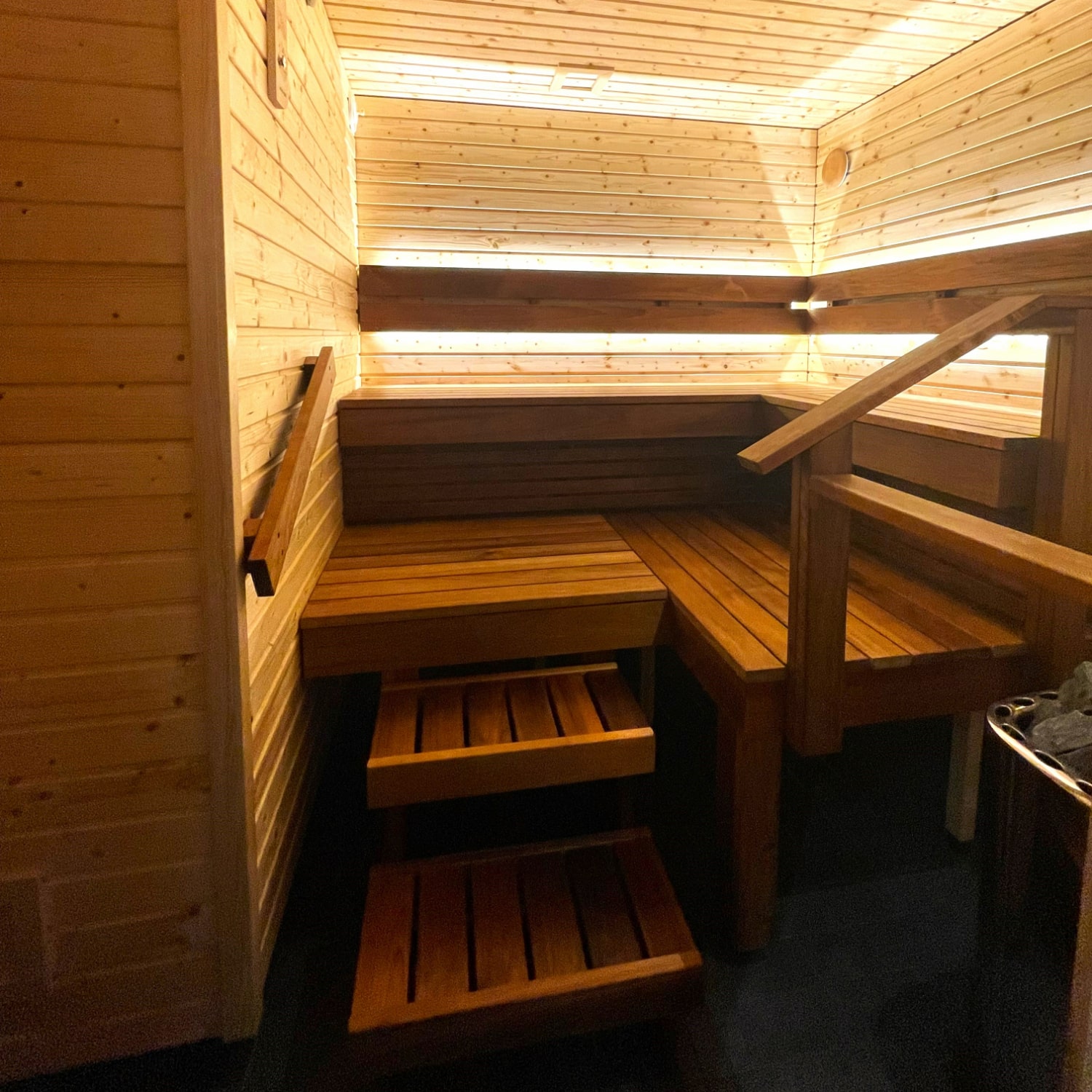 Matala porrasväli ja kolmiportainen nousu helpottavat liikuntarajoitteisen pääsyä ylös lauteille.