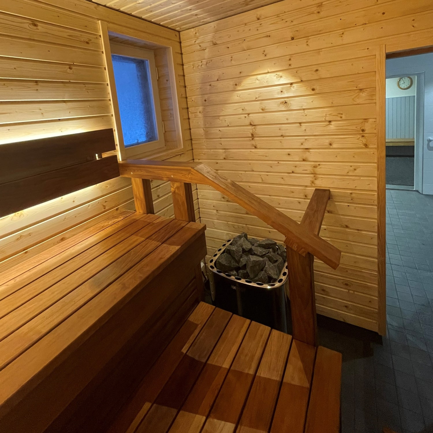 Kiukaan yläpuolella on asennettiin kiuasvalo.