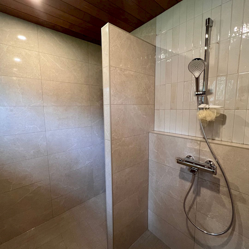 Moderni päivitys 1980-luvun kylpyhuoneeseen ja saunaan