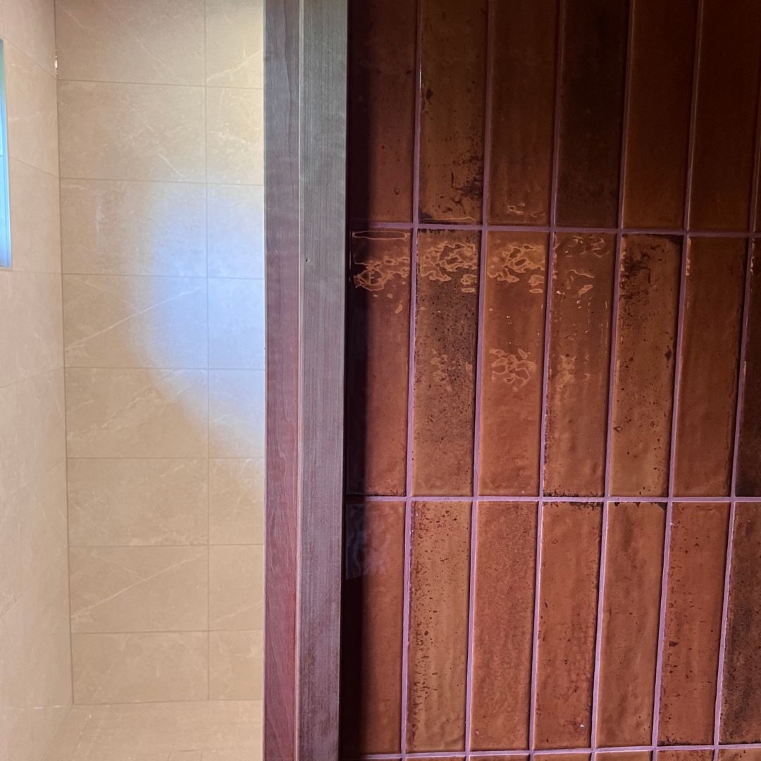 Moderni päivitys 1980-luvun kylpyhuoneeseen ja saunaan