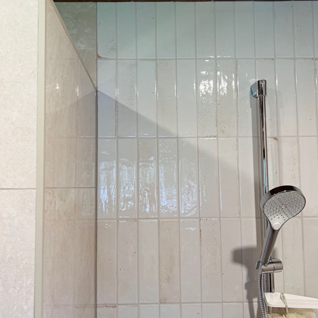 Moderni päivitys 1980-luvun kylpyhuoneeseen ja saunaan