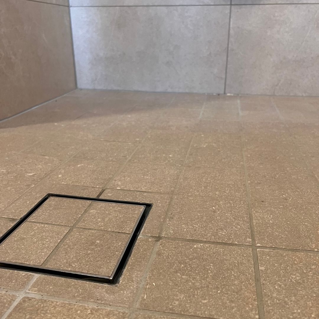 Moderni päivitys 1980-luvun kylpyhuoneeseen ja saunaan