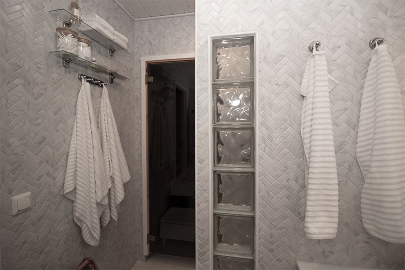 Tehokkaita ratkaisuja kylpyhuoneremonttiin. Tehokasta tilankäyttöä ja viihtyisä ilme