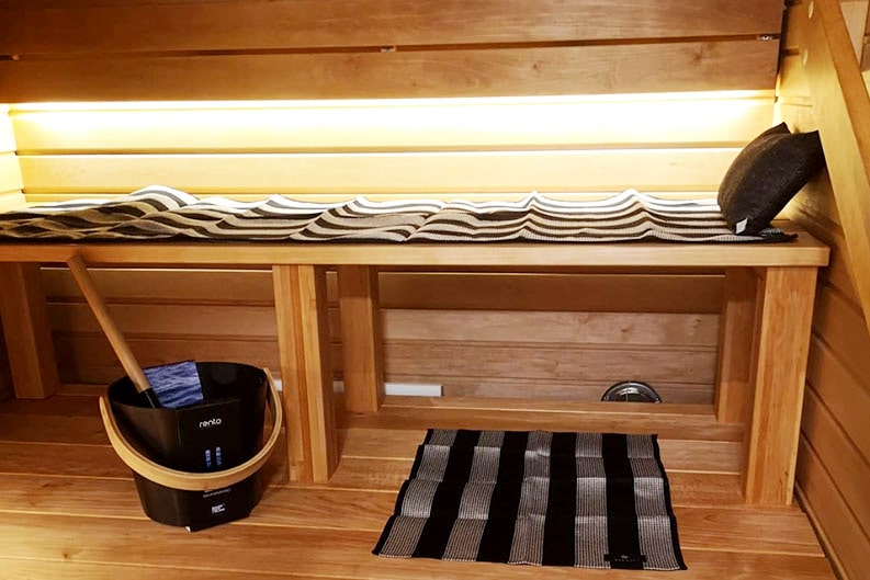 Valokaiteiden asennus saunaan