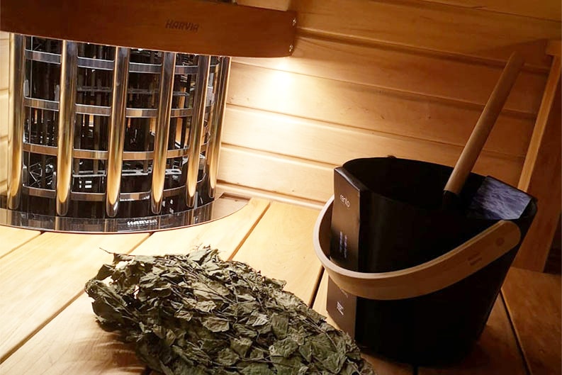 Uuden kiukaan asennus saunaremontin yhteydessä