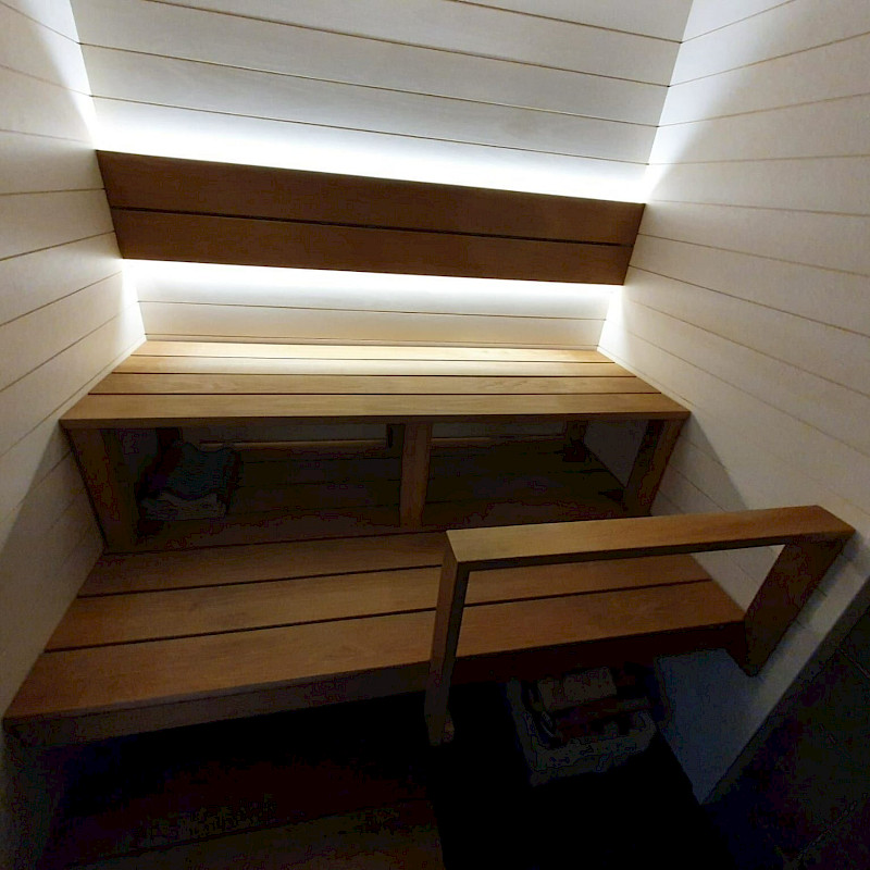 Valkoinen sauna tuo valoisuutta, himmentävillä led-valoilla tunnelmaa.