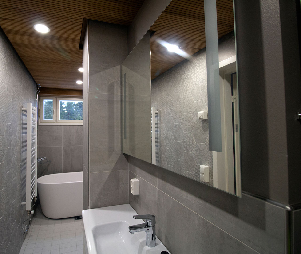 LVIS-peruskorjauksen yhteydessä uusittiin myös kylpyhuoneen pintamateriaalit.