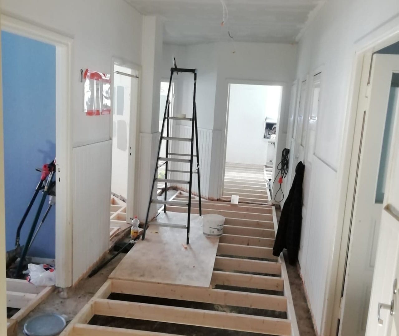 Myös lattiaremontti toteutettiin tässä kohteessa.