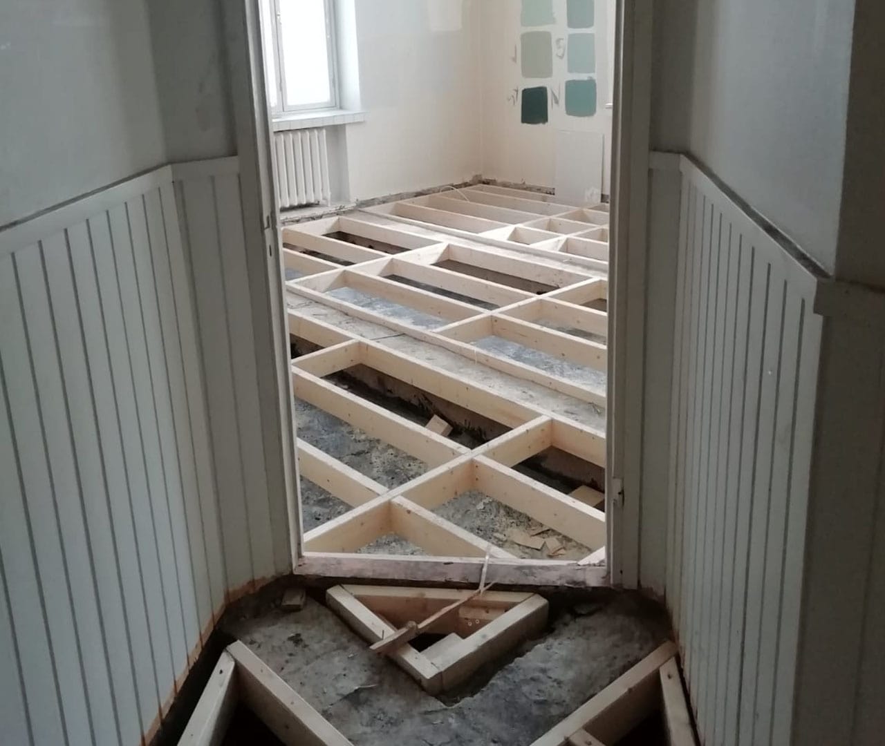 Linjasaneraauksen yhteydessä toteutettua lattiaremonttia.