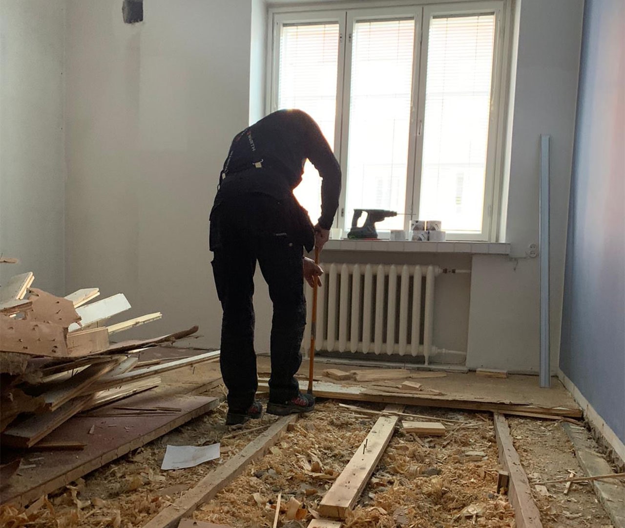 Vanhan lattian purku, korjaukset ja maalaukset.