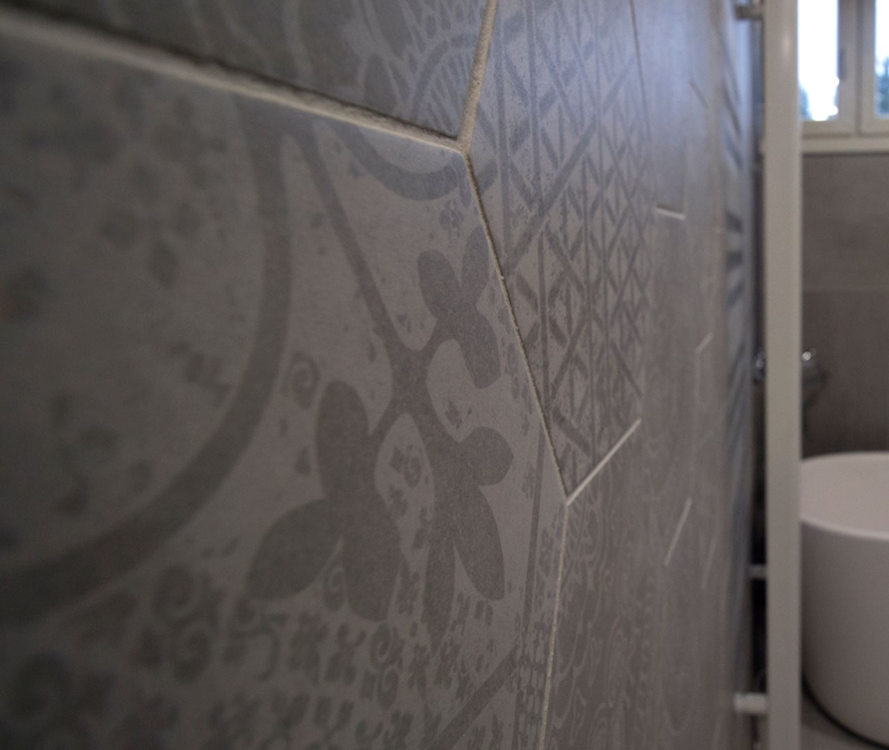 Kauniisti kuvioitu seinälaatta kylpyhuoneessa.