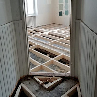 Linjasaneraauksen yhteydessä toteutettua lattiaremonttia.