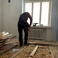 Vanhan lattian purku, korjaukset ja maalaukset.