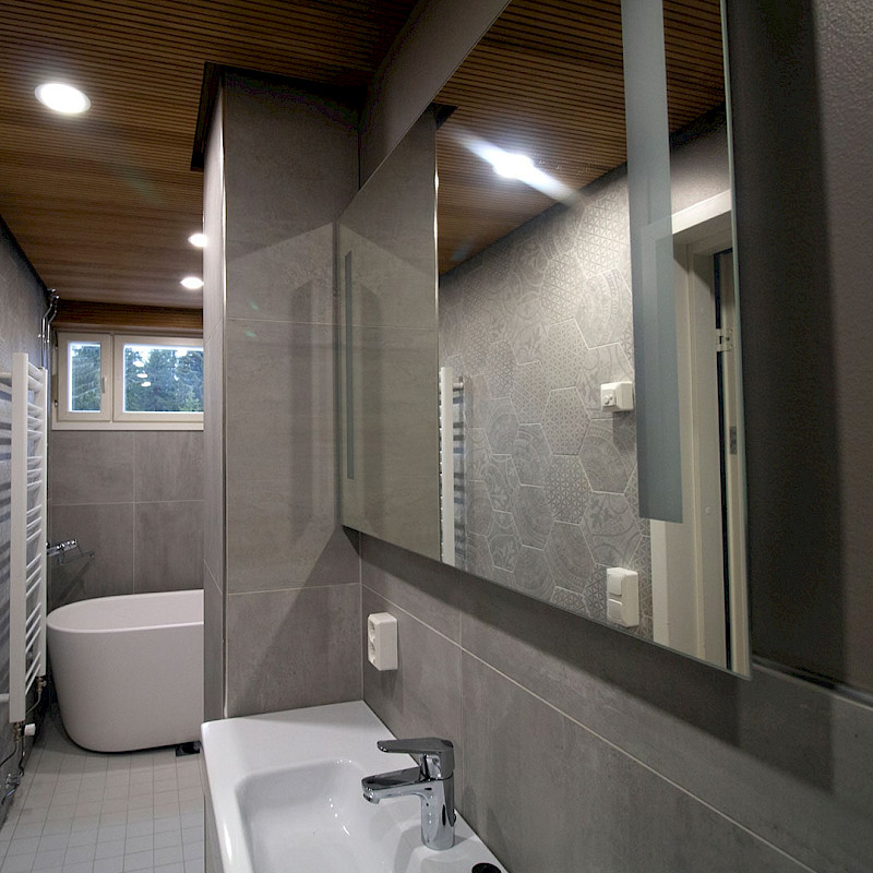 LVIS-peruskorjauksen yhteydessä uusittiin myös kylpyhuoneen pintamateriaalit.