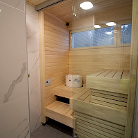 Huoneistossa toteutettiin kylpyhuoneremontti sisältäen myös saunaremontin.